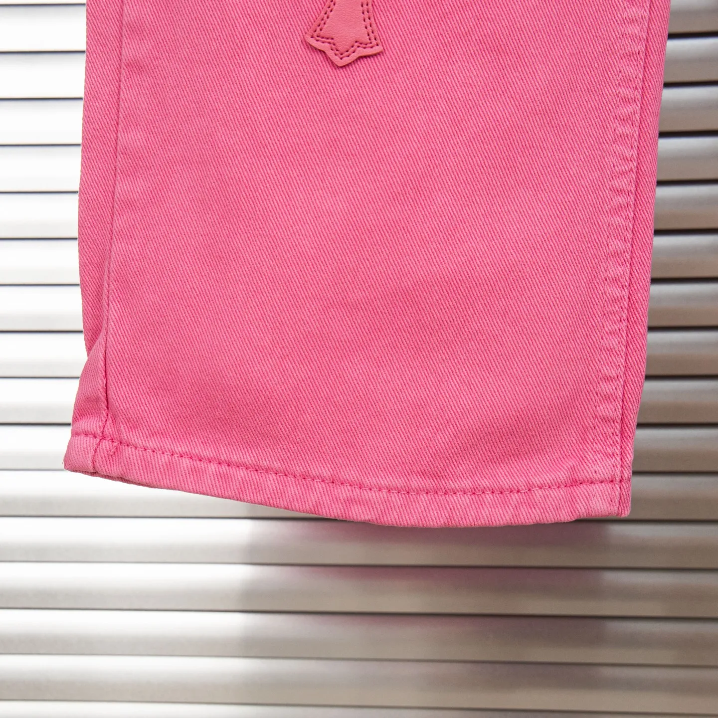 P250 CHROME HEARTS 25ss amine light pink cross patch leather washed jeans - Full of exploring the ultimate in fashion, Chrome Hearts' new Chrome Hearts pants not only present a unique style, the fresh ice blue color looks particularly youthful and energetic. The mid-high waist design is paired with a lazy and casual style, which not only shows long legs but also maintains a casual feel. It is a must-have fashion choice for trendy men and trendy women. Style number: 1778# Color: Dopamine powder Size: 28 30 32 34